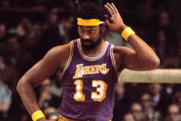 中场核心连续突破防守制造机会（中场大脑连续突击撕开防线造良机）