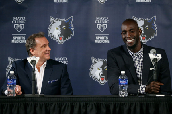 半场战报：多特2-0斯图加特，埃姆雷-詹点射，拜尔破门（半场快讯：多特2-0领先斯图加特，埃姆雷-詹点射建功，拜尔再下一城）