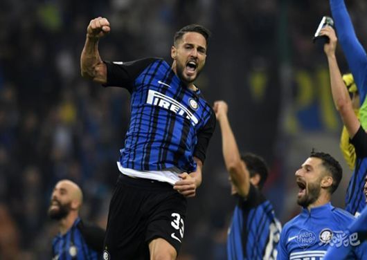 巴萨球员幸福满满，拉菲尼亚、3C、莱万与家人温馨相聚（巴萨众将其乐融融：拉菲尼亚、3C、莱万携家人温馨团聚）