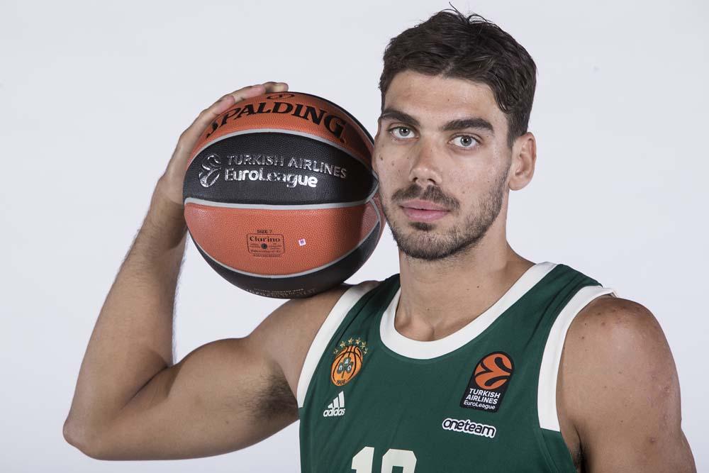 回击里沙利松，加布晒近3场英超北伦敦德比全场最佳奖杯（加布用奖杯回怼里沙利松：晒近三场英超北伦敦德比全场最佳）