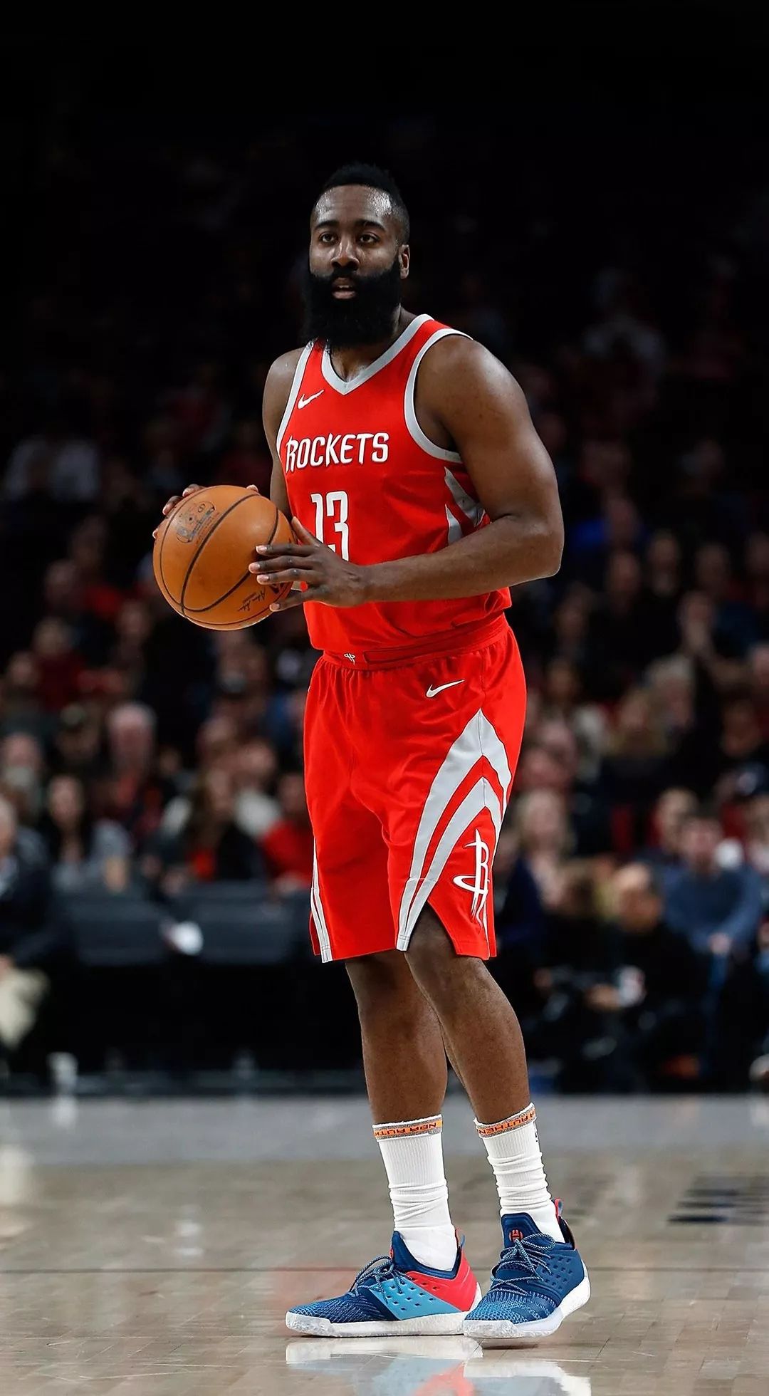 周琦缺阵，挑战重重，球队如何逆境求生？（周琦缺席，困境当前，球队如何破局突围？）