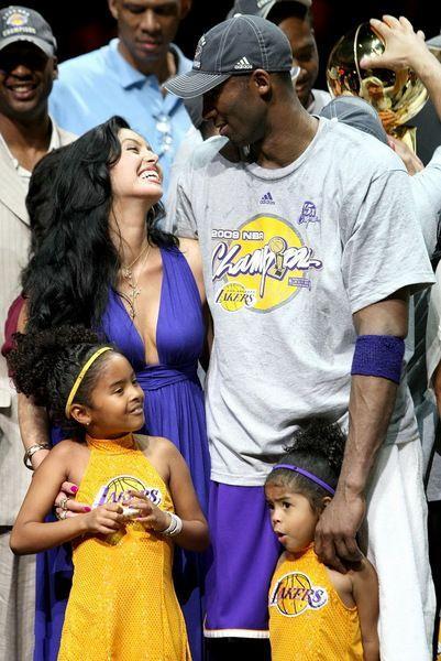 乔治娜点赞安东内拉庆祝梅西夺冠帖子，引发球迷热议（乔治娜点赞安东内拉庆祝梅西夺冠发文，球迷热议不断）