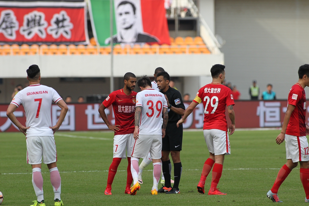 上海U20男足球员：感谢徐根宝指导，81岁高龄还尽力陪伴我们（上海U20男足球员致谢徐根宝：81岁仍倾力指导与陪伴）